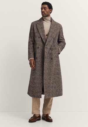 Doppelt gefütterter Mantel aus grauem und braunem Karo-Stoff, mit breiten Revers, Seitentaschen und einer langen, strukturierten Silhouette.
