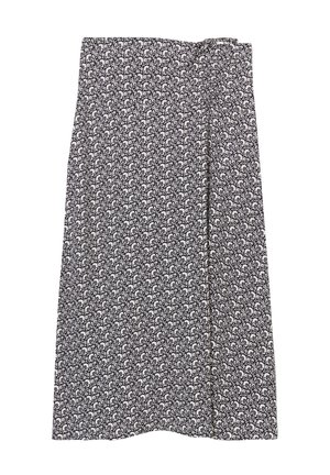 Fließender Rock in Schwarz und Weiß mit aufwendigen Paisleymustern. Das Material ist leicht und hat eine glatte Textur. Einzelne Faltenlegung ist vorhanden.