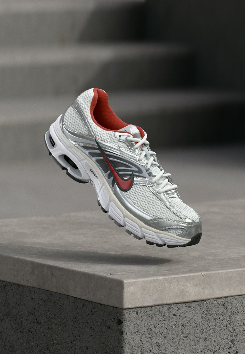 AIR MAX MOTO 2K photon dust/dune red/wolf grey/summit white/smoke grey/dark smoke grey/grey