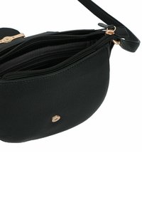 Bolso bandolera negro texturizado con cierre de cremallera y botón en tono dorado, que muestra múltiples compartimentos abiertos y una correa larga.