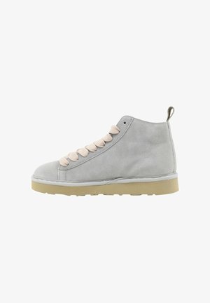Sneaker high-top in suede grigio con lacci beige, punta rotonda e suola in gomma beige. Include un tassello sul tallone per un facile indossamento.