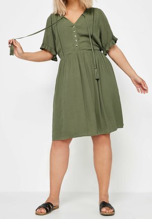 Olivgrünes Kleid mit V-Ausschnitt, kurzen, gerafften Ärmeln, Knopfdetails und Taillenbindegürtel. Lockerer Sitz, aus leichtem Stoff gefertigt.