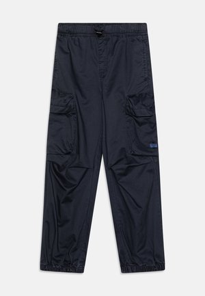 Pantalones cargo azul marino con cinturilla y puños elásticos, con bolsillos con solapa en cada muslo y detalles cosidos en las rodillas.