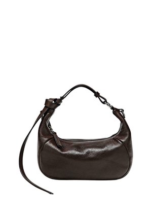 Dunkelbraune Lederhandtasche mit kurzem Griff und Reißverschluss, mit einem dekorativen Riemendetail auf einer Seite.