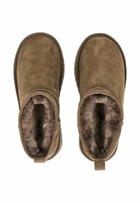 Botas de tobillo de ante marrón con un suave forro de piel, punta redonda, costuras reforzadas y tira en la parte trasera para ponerlas con facilidad.