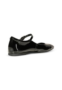 Ballet flat in vernice nera con punta arrotondata, cinturino alla caviglia e tacco basso. Superficie liscia con finitura lucida e dettagli minimi.