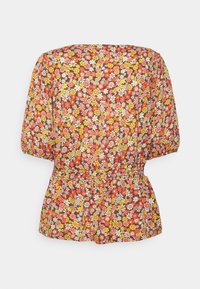 Blusa floral em tecido castanho com flores vermelhas, rosas, amarelas e brancas. Apresenta mangas bufantes e uma cintura elástica.
