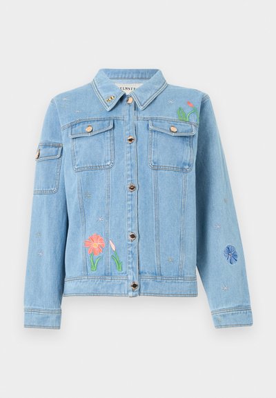 Lyseblå denimjakke med knapper foran, brystlommer samt farverigt blomster- og bi-broderi på front og ærmer.