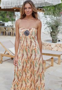 Trägerkleid im Maxistil mit einem mehrfarbigen Zickzackmuster in Orange-, Grün- und Brauntönen. Verfügt über eine dekorative runde Brosche in der Mitte.