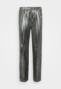 Metalické černé plisované kalhoty s elastickým pasem, které mají vertikální pruhy a hladký, lesklý povrch.