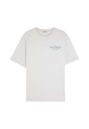 T-shirt i lys grå bomuld med rund halsudskæring, korte ærmer og en blå trykt logo detalje på øverste venstre bryst.
