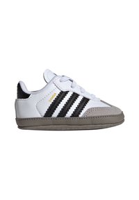 Baskets en cuir blanc avec des bandes noires, un bout en daim gris et une semelle grise. Comprennent des lacets et un marquage "Samba" en jaune.