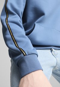 Puma ESS TAPE MINIMAL - Felpa con cappuccio - blue horizon