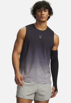 Zwart-grijs atletisch tanktop met verloopontwerp, ademende stof en logodetail. Draagt lichtgrijze korte broek en een zwarte armbeschermer.