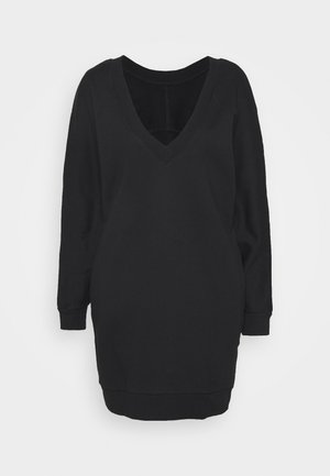 Robe noire à manches longues avec un col en V profond et des poignets et ourlet côtelés, présentée sur un fond blanc uni.