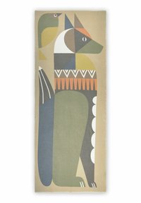 Textile coloré mettant en scène un chien stylisé avec des formes géométriques, des tons verts et bleus, accompagné d'un oiseau jaune, le tout sur un fond beige.
