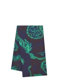 Mønstret silkescarf med svulmende grønne designs på en mørk marineblå baggrund, som giver en glat tekstur og elegant fald.