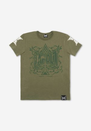 Oliiviroheline puuvillane T-särk, millel on suur tumeroheline "TAPOUT" graafika ja rikkalikud mustrid esiküljel ning valged logod varrukatel.
