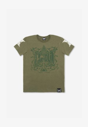 Olivno zelena bombažna majica s kratkimi rokavi z veliko grafiko "TAPOUT" v temno zeleni barvi in bogatimi vzorci na sprednji strani ter belimi logotipskimi poudarki na rokavih.