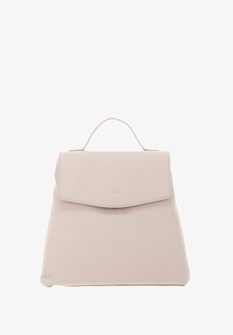 Hellrosa Leder-Rucksack mit umschlagbarem Deckel, Oberhandgriff und subtiler Textur. Minimalistisches Design, keine sichtbaren Beschläge.