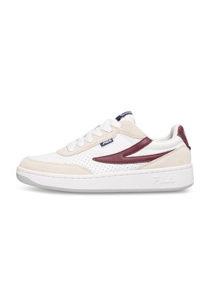 Sneaker bianchi con accenti bordeaux e blu navy, caratterizzati da una combinazione di materiali lisci e testurizzati, dettagli perforati e una suola bianca spessa.