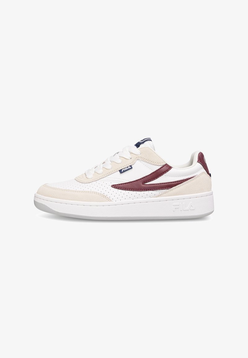 Sneaker bianchi con accenti bordeaux e blu navy, caratterizzati da una combinazione di materiali lisci e testurizzati, dettagli perforati e una suola bianca spessa.