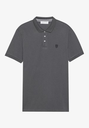 Polo shirt gris foncé en coton, avec un col, une patte de boutonnage à trois boutons et un petit logo brodé noir sur la poitrine.