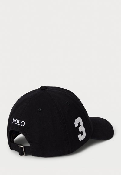 Fekete baseball sapka állítható pánttal, fehér hímzett "POLO" felirattal és nagy "3"-as számmal az oldalon.