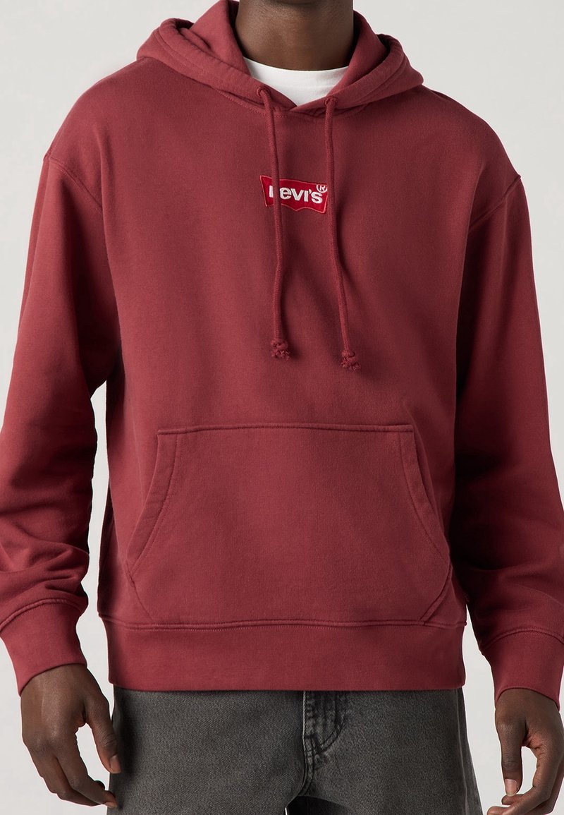 Bordeauxfarbener Hoodie mit Kordelzug, Kängurutasche und gesticktem Levi's-Logo in Rot. Weicher, strukturierter Stoff mit gerippten Bündchen und Saum.