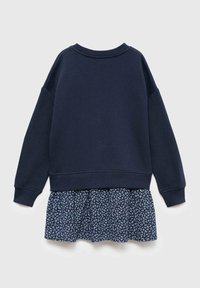Marinblå sweatshirt med långa ärmar och ribbade muddar, med en blomsterprydd, volangkant i mörkblått med vita blommor.