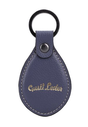 Mørkeblå læder nøglering med hvid syning og guld "Gusti Leder" tekst, fastgjort til en sort metal nøglering med snap-lukning.