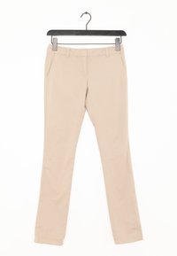 Beige Baumwollhose mit geradem Bein, ausgestattet mit zwei vorderen Taschen und einem schlichten, unverzierten Bund. Hängt an einem schwarzen Plastikbügel.