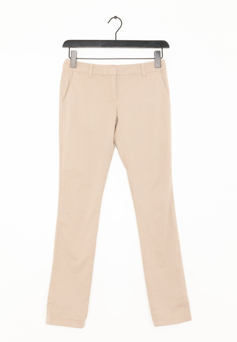 Beige Baumwollhose mit geradem Bein, ausgestattet mit zwei vorderen Taschen und einem schlichten, unverzierten Bund. Hängt an einem schwarzen Plastikbügel.