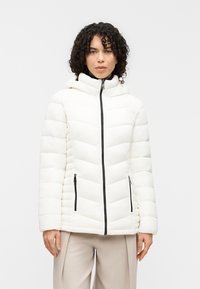 Μπουφάν παλτό σε λευκό χρώμα με κουκούλα, με διακοσμητικό μοτίβο σε σχήμα V, μαύρα φερμουάρ και πλαϊνές τσέπες. Λείο ύφασμα με ελαφρώς γυαλιστερό φινίρισμα.