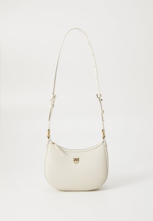 Baltas ādas plecu soma ar regulējamu siksnu un zelta detaļām. Tai ir izliekta forma un rāvējslēdzēja aizdare ar izspiestu logotipa detaļu.