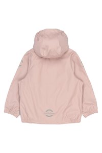 Chaqueta impermeable de color rosa claro con capucha, puños elásticos y dobladillo redondeado. Presenta un logo y un patrón geométrico en colores suaves.