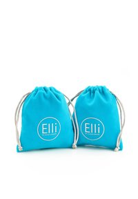 To små turkise snorposer lavet af blødt stof, med et rundt hvidt logo med teksten "Elli by Julie & Grace."