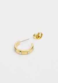 Orecchino a cerchio in oro con dettagli in opale e un perno in argento, abbinato a un piccolo orecchino a bottone a forma di cuore in oro. Superficie liscia e riflettente.