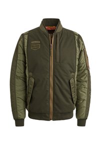 Veste bomber vert olive avec fermeture éclair à l'avant, poches latérales et manches matelassées. Équipée de patchs de logo et de poignets et ourlet côtelés.
