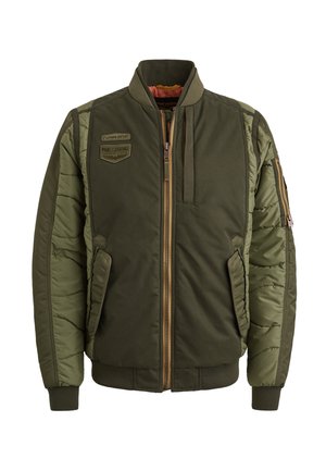 Giacca bomber verde oliva con zip frontale, tasche laterali e maniche trapuntate. Presenta toppe con logo e polsini e orlo a coste.