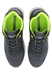 Scarpe da ginnastica nere con una tomaia in tessuto testurizzato, dettagli in verde neon e suola bianca. Presentano lacci standard e collarino imbottito.
