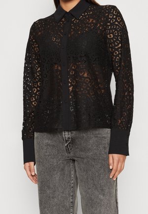 Chemise noire en dentelle à boutons, présentant un design transparent, des motifs complexes, un col classique et des manches longues avec des poignets solides.