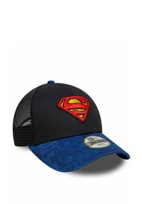 Schwarz, mit blau gemustertem Schirm, mit einem gestickten gelben und roten Superman-Logo auf der Vorderseite. Netzrücken für Atmungsaktivität.