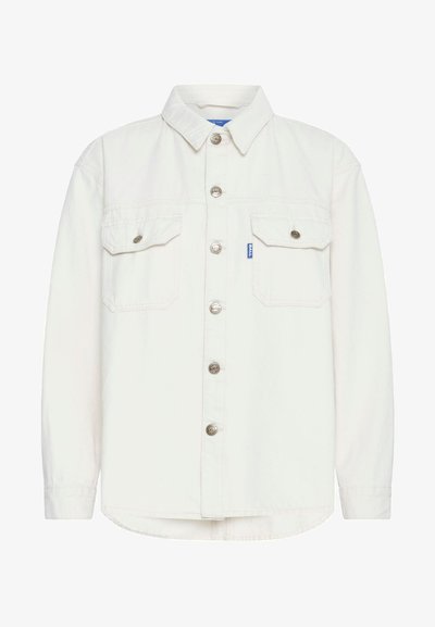 Crèmekleurig denim shirt met een knoopsluiting aan de voorkant, twee borstzakken en lange mouwen. Voorzien van zilveren knopen en een ronde zoom.