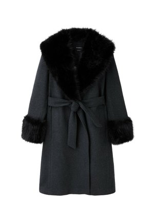 Long manteau gris foncé avec col et poignets en fourrure noire, doté d'une ceinture nouée à la taille et de manches droites.