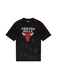 Melns siets sporta krekls ar tekstu "Chicago Bulls" un vērša logo, akcentēts ar sarkana diega izšuvumiem plecu daļā.