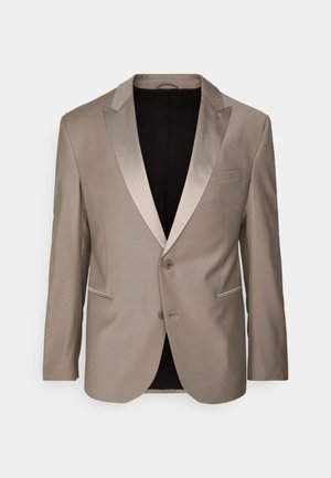 Beżowa marynarka smokingowa z satynowymi klapami, z pojedynczym zapięciem na guzik, bocznymi kieszeniami i kontrastowym wykończeniem. Podszewka w kolorze czarnym.