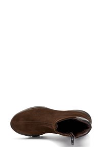 Stivaletto in suede marrone con punta rotonda, zip laterale e finitura testurizzata. Presenta una suola scura liscia e dettagli di cucitura lungo il vamp.