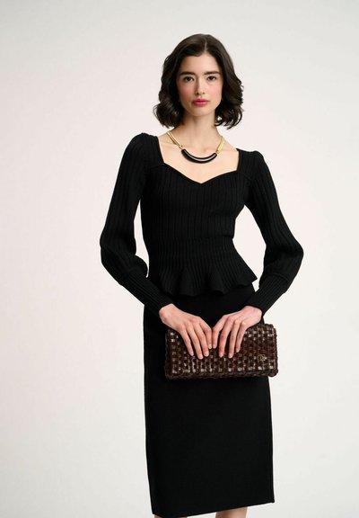Schwarzes, geripptes Strick-Peplum-Oberteil mit langen Ärmeln und quadratischem Ausschnitt; kombiniert mit einem enganliegenden schwarzen Rock und einer strukturierten braunen Clutch.