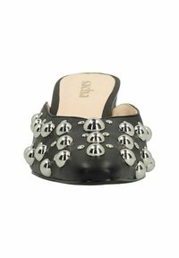 Zwarte slideschoen met een gladde bovenkant, voorzien van een patroon van metalen studs. Open achterkant ontwerp en een beige binnenzool met logo-detail.